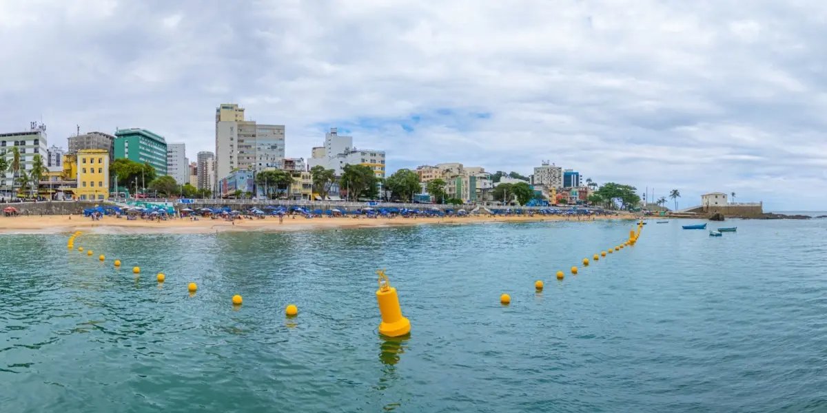 Prefeitura de Salvador instala boias de proteção a banhistas no Porto da Barra