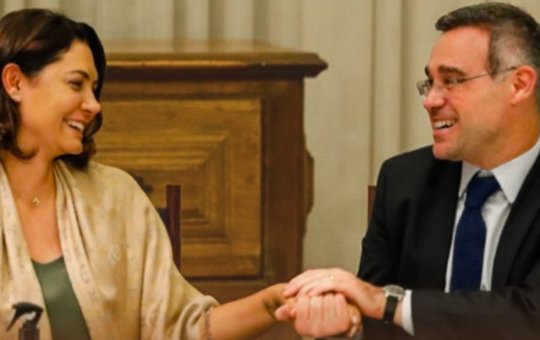 Michelle Bolsonaro sai em defesa de André Mendonça após ministro expor investigações contra Moraes