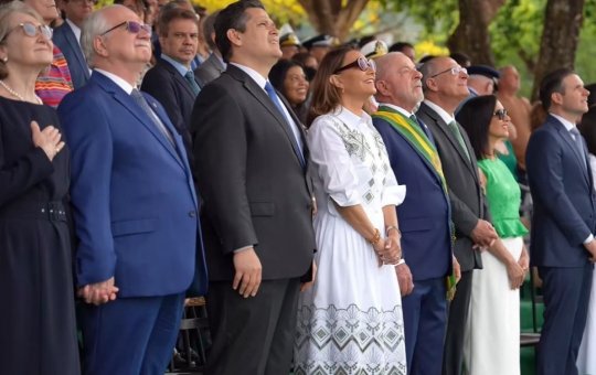 Lula participa de desfile de 7 de Setembro ao lado de chefes dos Três Poderes em Brasília