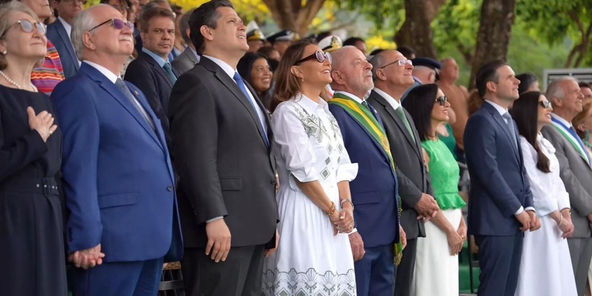 Lula participa de desfile de 7 de Setembro ao lado de chefes dos Três Poderes em Brasília