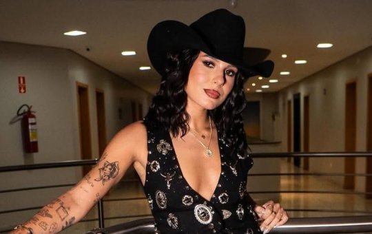 Ana Castela brinca com comentários de que estaria usando "bomba": "Quem que não quer crescer logo o músculo?" 