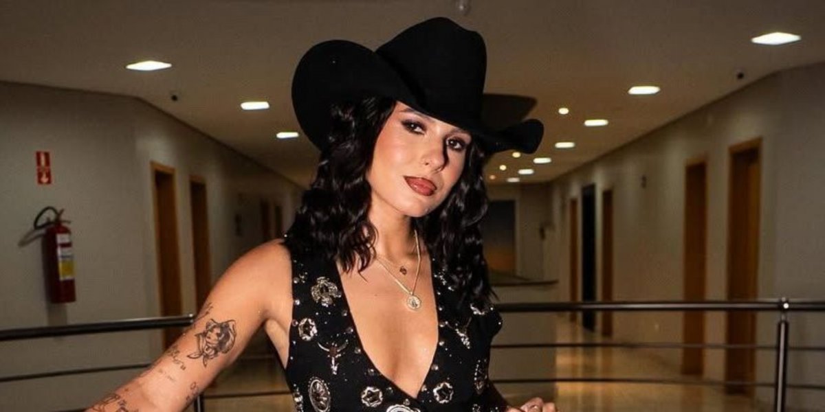 Ana Castela brinca com comentários de que estaria usando "bomba": "Quem que não quer crescer logo o músculo?"