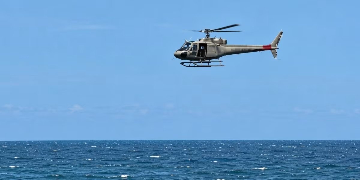 Helicóptero do Graer resgata homem que ficou à deriva no mar na Praia da Barra, em Salvador