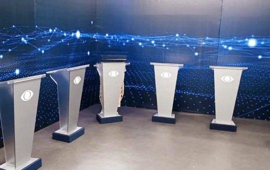 Debate presidencial com 11 veículos de comunicação é cancelado após Lula e Flávio Bolsonaro não confirmarem presença