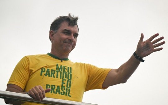Flávio Bolsonaro não vai a Salvador e anuncia visita a Vitória da Conquista