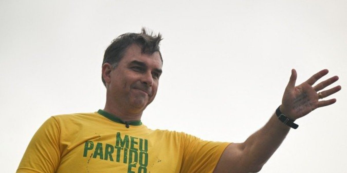 Flávio Bolsonaro não vai a Salvador e anuncia visita a Vitória da Conquista