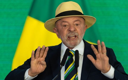 Governo Lula é desaprovado por 52% e aprovado por 42%, aponta PoderData