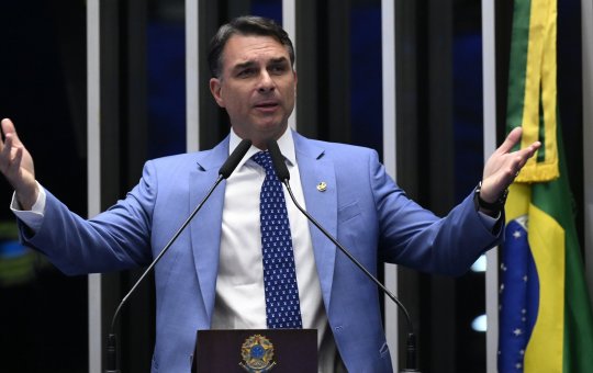 Flávio Bolsonaro diz que operação sobre ‘Dark Horse’ é tentativa de ‘interferência política’