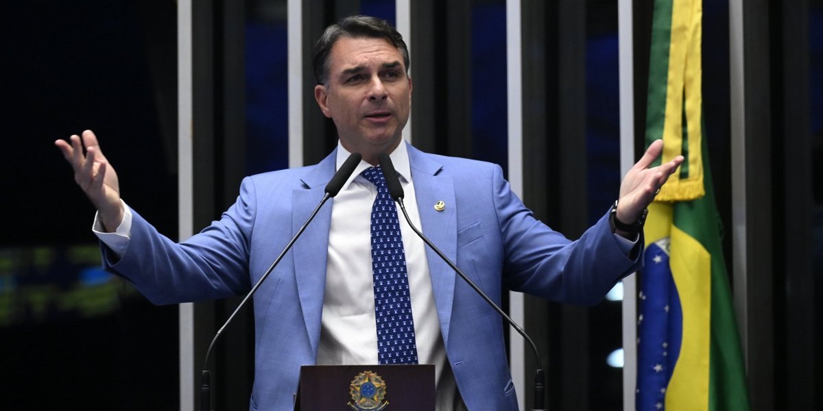 Flávio Bolsonaro diz que operação sobre ‘Dark Horse’ é tentativa de ‘interferência política’