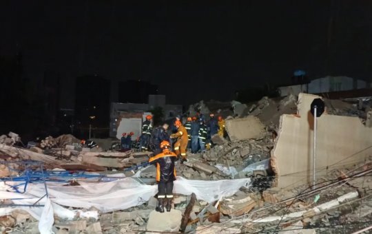 Prédio em construção desaba sobre casa e deixa mortos e feridos na Zona Leste de São Paulo