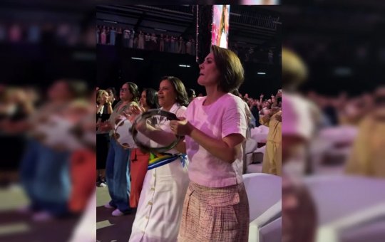 Michelle Bolsonaro surpreende em evento religioso e aparece tocando pandeiro durante louvor
