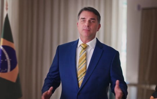 Flávio Bolsonaro afirma que Lula "dividiu" o poder com Moraes durante pronunciamento