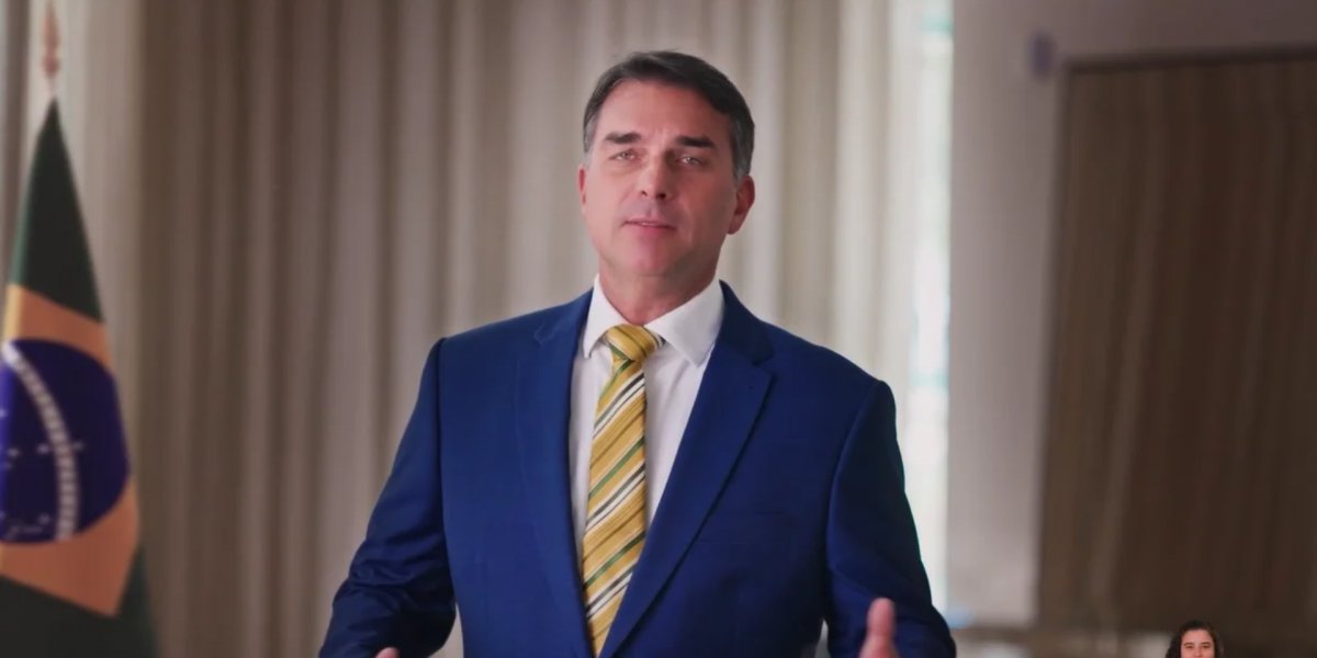Flávio Bolsonaro afirma que Lula "dividiu" o poder com Moraes durante pronunciamento