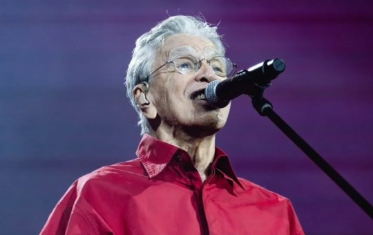 Caetano Veloso vence ação de R$ 140 mil após ser chamado de “pedófilo” na TV 