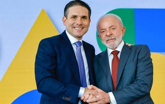 Hugo Motta reforça aproximação com Lula durante campanha pela reeleição na Paraíba