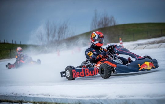 Piloto da F1, Max Verstappen encara 100 adversários em corrida de kart; veja regras e onde assistir
