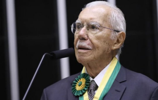 José Sarney recebe alta após três dias internado para tratar pneumonia