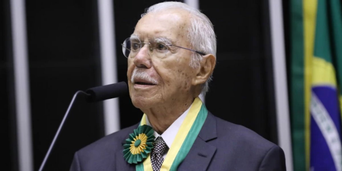 José Sarney recebe alta após três dias internado para tratar pneumonia