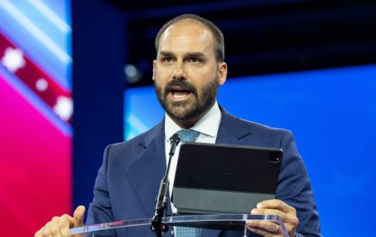 Eduardo Bolsonaro pede a governo Trump sanções contra Moraes, Dino e Gilmar Mendes