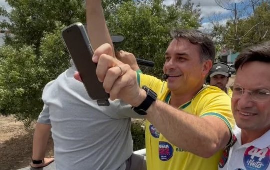 Flávio Bolsonaro inicia campanha na Bahia com moto-carreata e ataques a Lula em Vitória da Conquista