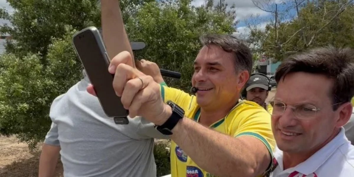 Flávio Bolsonaro inicia campanha na Bahia com moto-carreata e ataques a Lula em Vitória da Conquista