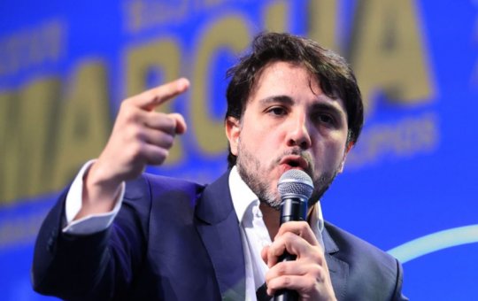 Renan Santos aciona TSE contra reajuste do Bolsa Família anunciado por Lula
