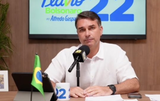 Flávio diz que não autorizou ação contra reajuste do Bolsa Família e critica medida de Lula