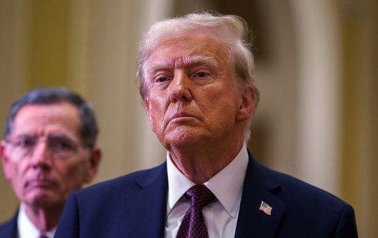 Trump acusa veículos de imprensa de “fake news” e anuncia banimento da Casa Branca