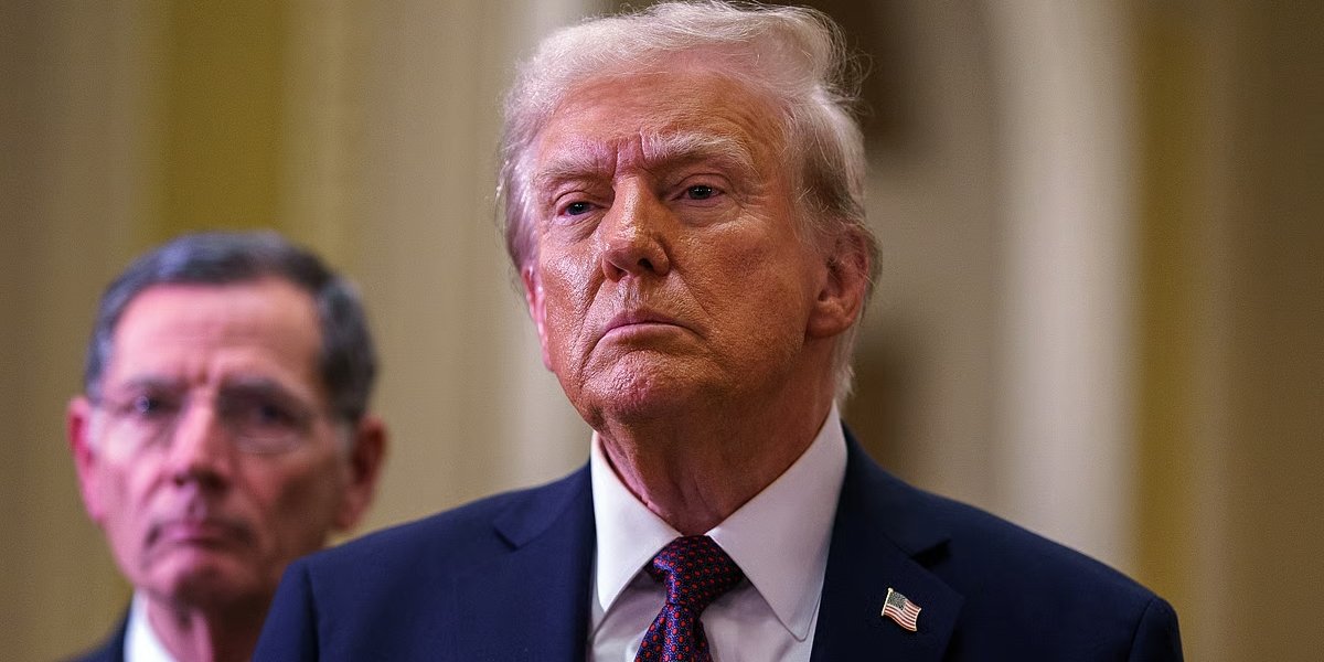 Trump acusa veículos de imprensa de “fake news” e anuncia banimento da Casa Branca