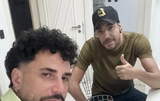 Latino quebra o silêncio após filho adotivo acusá-lo de abuso