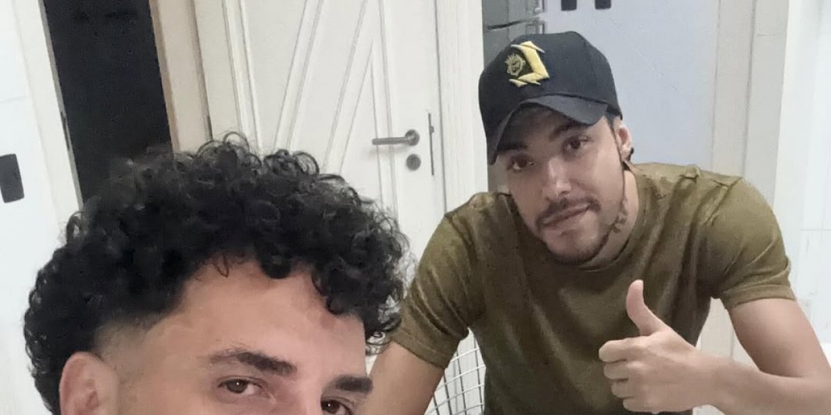 Latino quebra o silêncio após filho adotivo acusá-lo de abuso