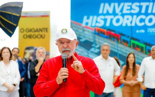 Lula provoca Flávio Bolsonaro e diz que quer manter o pai dele na prisão