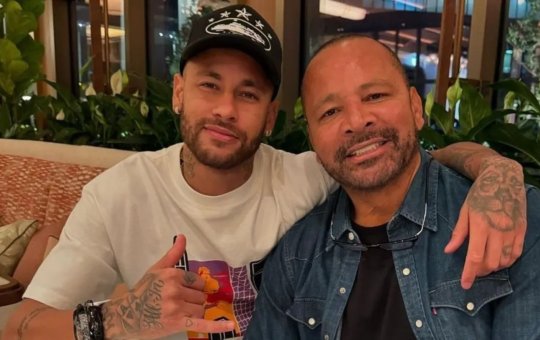 Mensagens obtidas pela PF mostram Flávio Bolsonaro e pai de Neymar cobrando Vorcaro por negociações