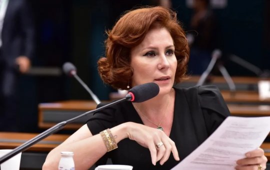 Carla Zambelli pede autorização ao STF para voltar ao Brasil durante eleições