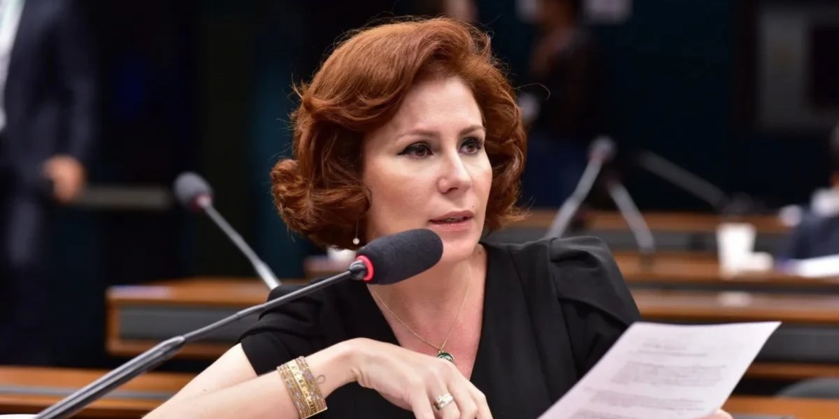 Carla Zambelli pede autorização ao STF para voltar ao Brasil durante eleições