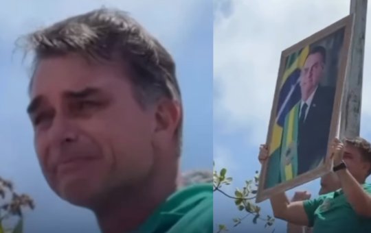 Flávio Bolsonaro chora em comício no Maranhão ao erguer foto do pai