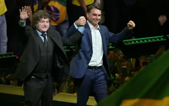 Milei mira Lula, defende agenda liberal e declara apoio a Flávio Bolsonaro
