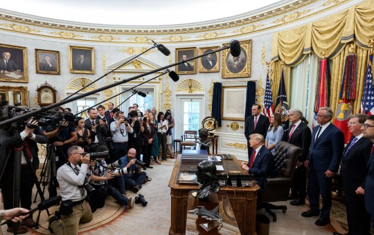Juiz determina que Donald Trump restabeleça acesso à Casa Branca para jornalistas