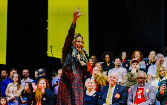 Daniela Mercury critica bets durante ato com Lula e defende fim das plataformas de apostas