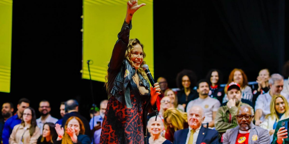 Daniela Mercury critica bets durante ato com Lula e defende fim das plataformas de apostas