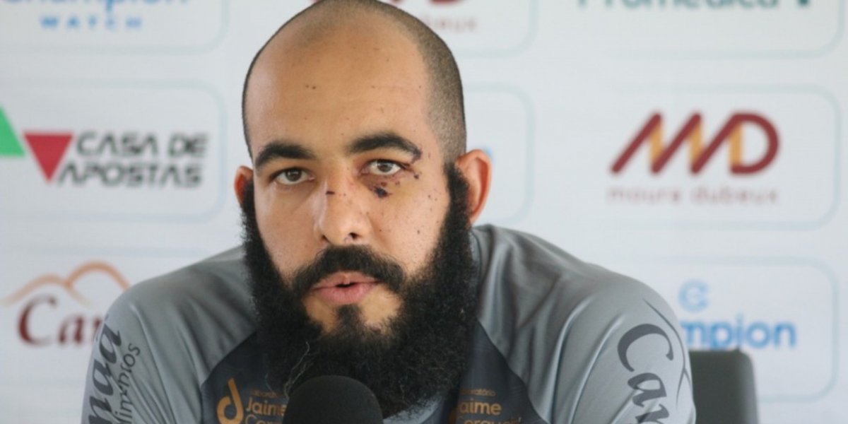 Danilo Fernandes concede entrevista coletiva após ataque a ônibus do Bahia