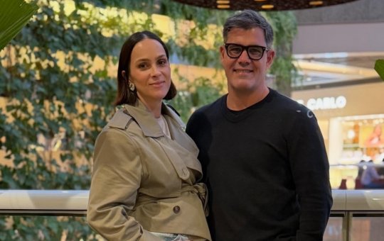 Juliano Cazarré anuncia gravidez do sétimo filho no dia em que completa 46 anos