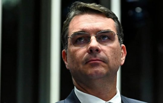 Flávio Bolsonaro tentou ligar diariamente para Vorcaro nos 4 dias que antecederam a prisão do banqueiro