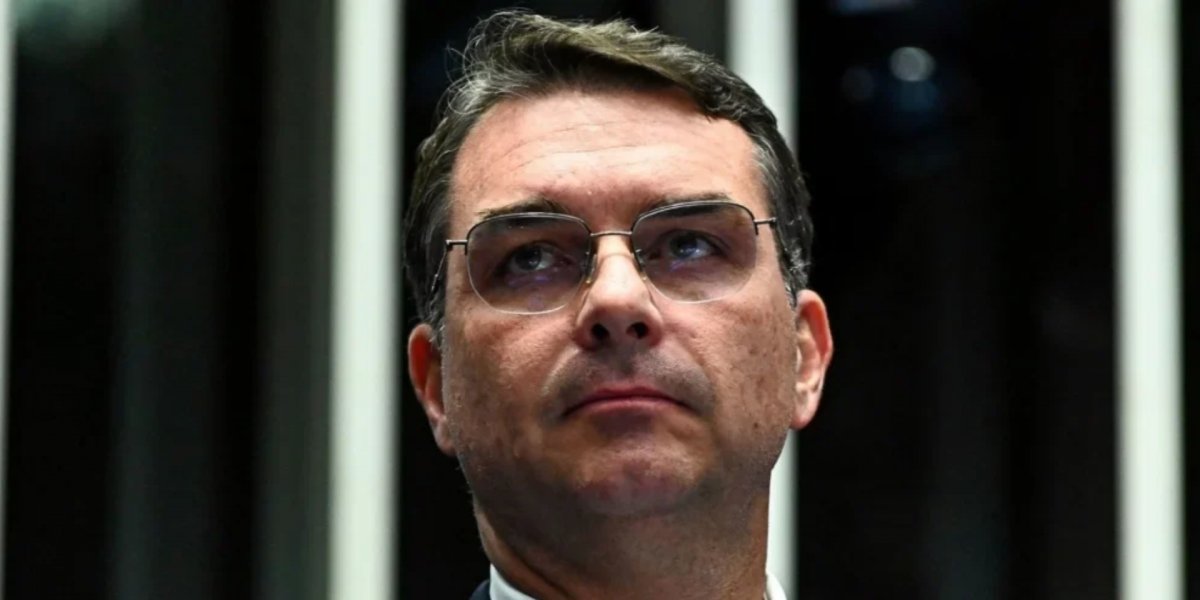 Flávio Bolsonaro tentou ligar diariamente para Vorcaro nos 4 dias que antecederam a prisão do banqueiro