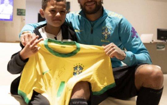 Bruninho visita seleção brasileira e conhece Neymar