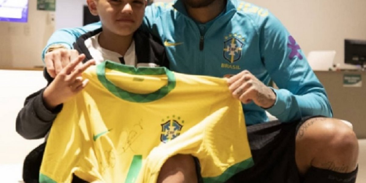 Bruninho visita seleção brasileira e conhece Neymar