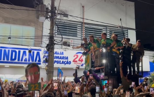 Nikolas Ferreira joga peça de picanha para apoiadores durante ato com Flávio Bolsonaro