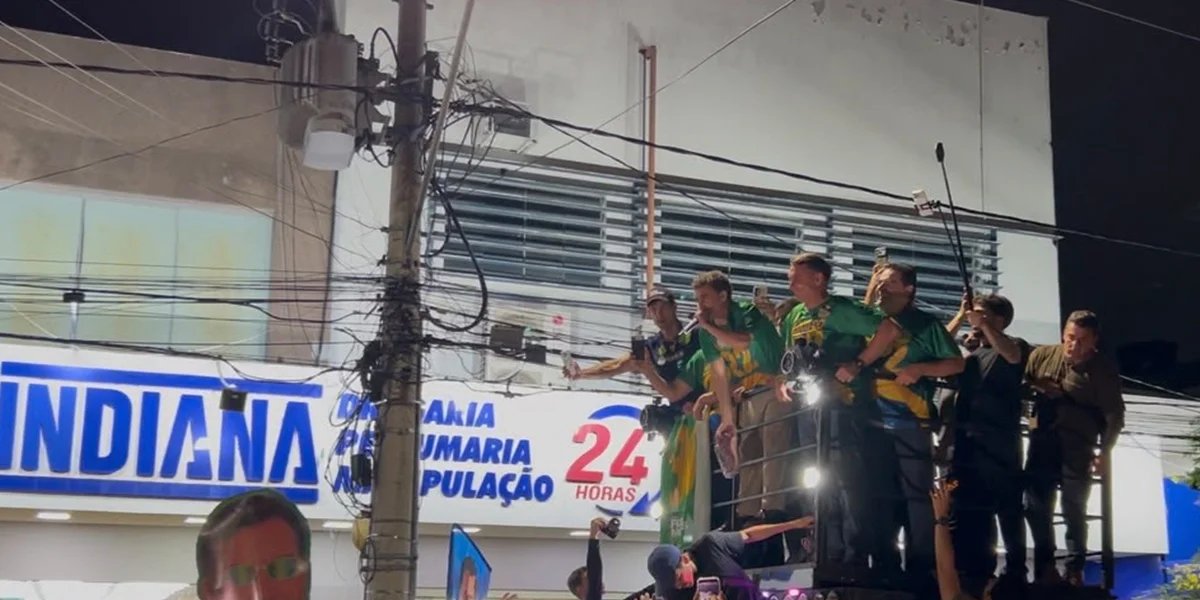 Nikolas Ferreira joga peça de picanha para apoiadores durante ato com Flávio Bolsonaro