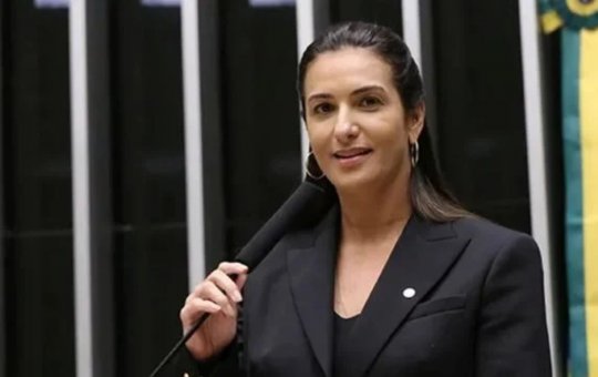 Deputada Roberta Roma passa por cateterismo depois de infarto e segue internada em Salvador