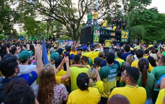 Flávio Bolsonaro reage após carreata ser alvo de ovos: ‘Tentativa de homicídio’